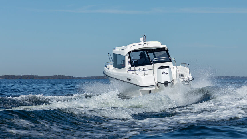 Couple sur bateau avec un moteur Honda BF115. 