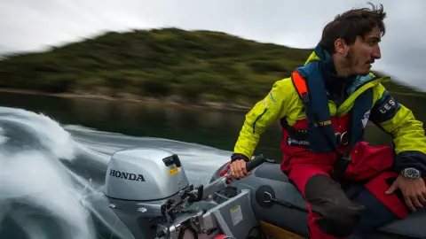 Homme sur un bateau Honwave avec un moteur Honda BF. 