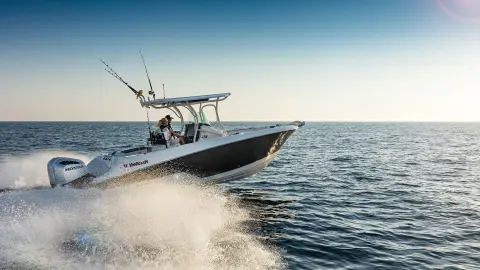 Couple sur un bateau équipé d'un moteur Honda sur l'eau.