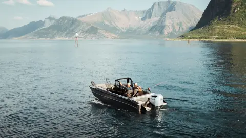 Deux messieurs pêchant sur un bateau avec un moteur Honda BF200.