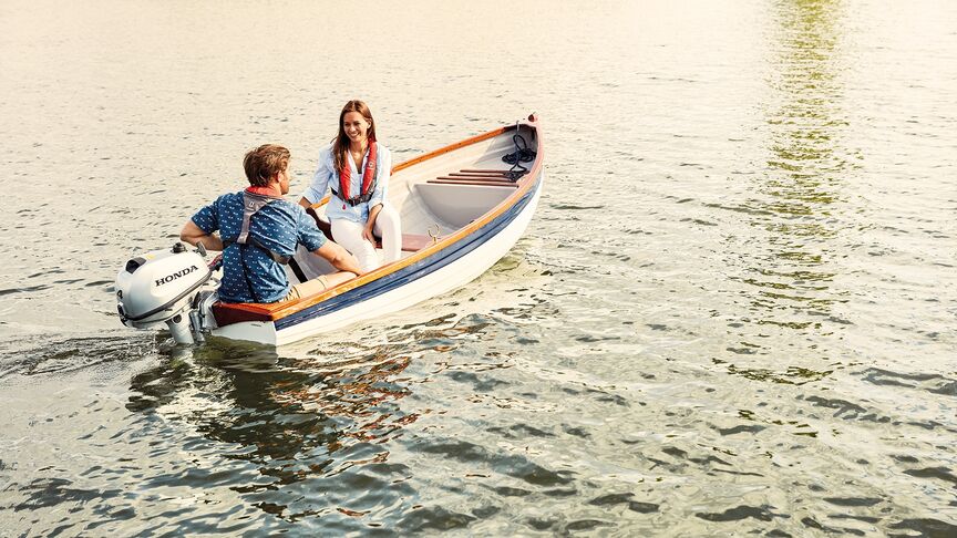 Couple sur bateau avec un moteur Honda BF6. 