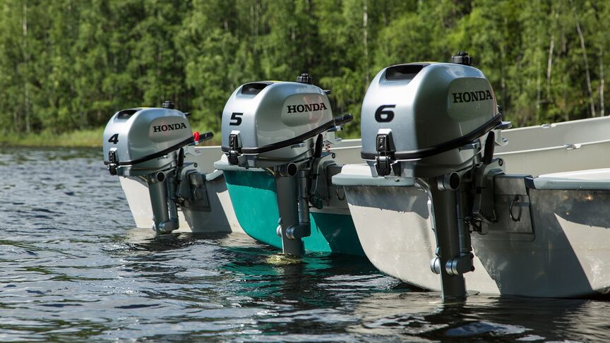 Couple sur bateau avec un moteur Honda BF6. 