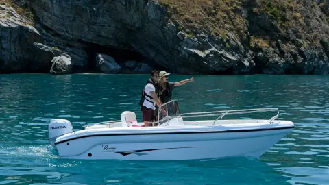 Couple sur un bateau, équipé d’un moteur Honda BF en milieu aquatique.