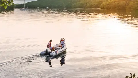 Couple sur un bateau sur le lac avec un moteur Honda BF8-10.