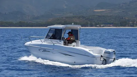 Modèle conduisant un bateau avec le moteur BF80-100 dans un endroit en mer.