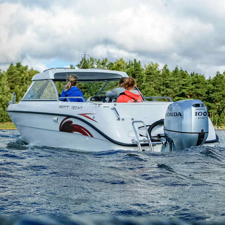 Famille sur un bateau au bord d’un lac utilisant un moteur Honda BF80-100. 