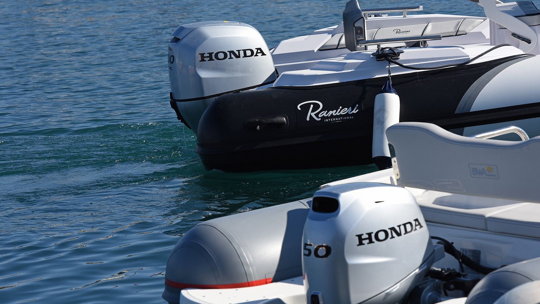 Gros plan du moteur Honda BF50 à l’arrière du bateau en mer.