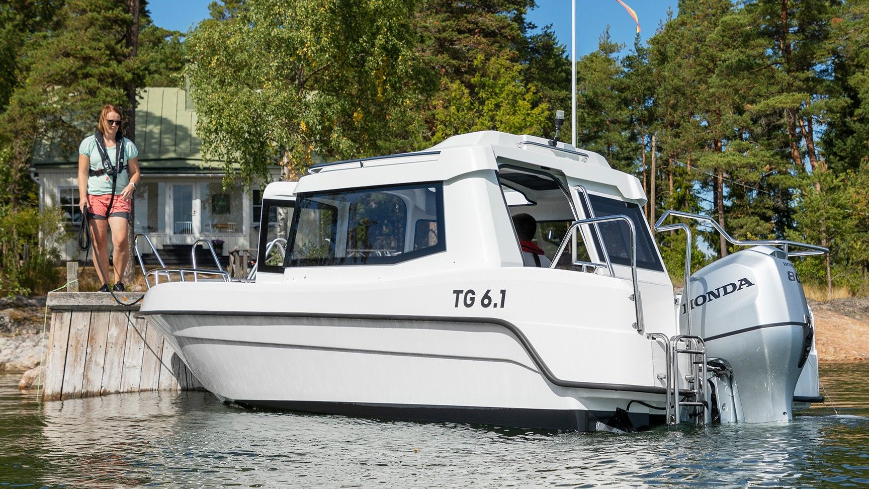 Bateau et modèle dans un environnement maritime et forestier.