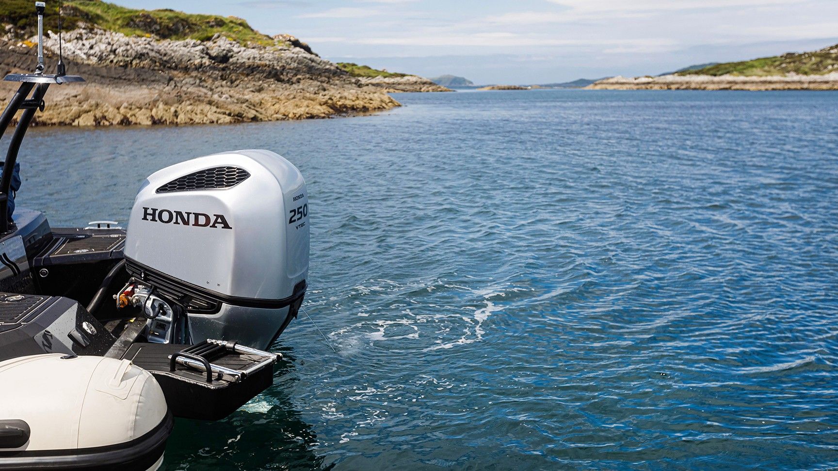 Arrière d'un bateau Honda en mer.