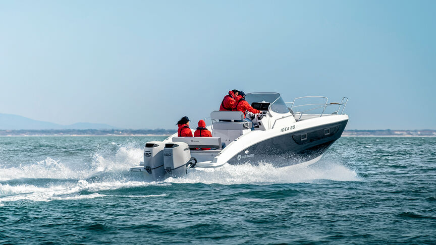 Vue arrière du bateau avec moteur Honda BF350. 